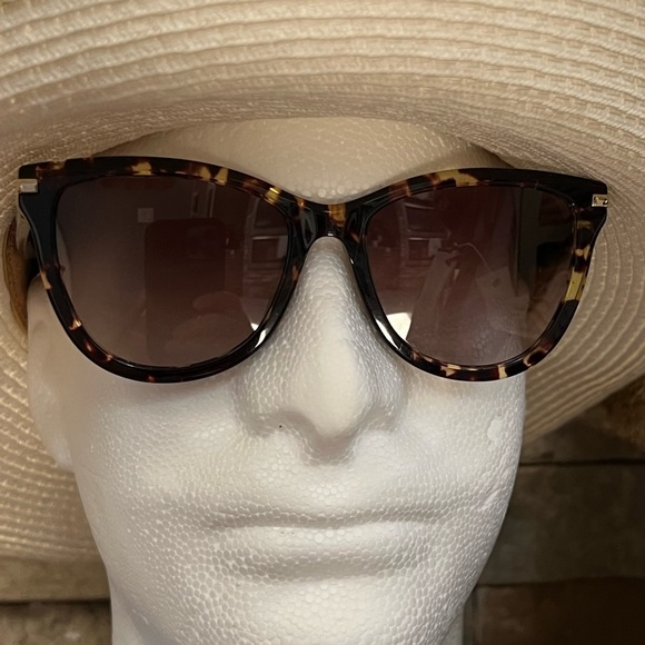 Marc Jacobs tortoise sunnies with case - Picture 3 of 12